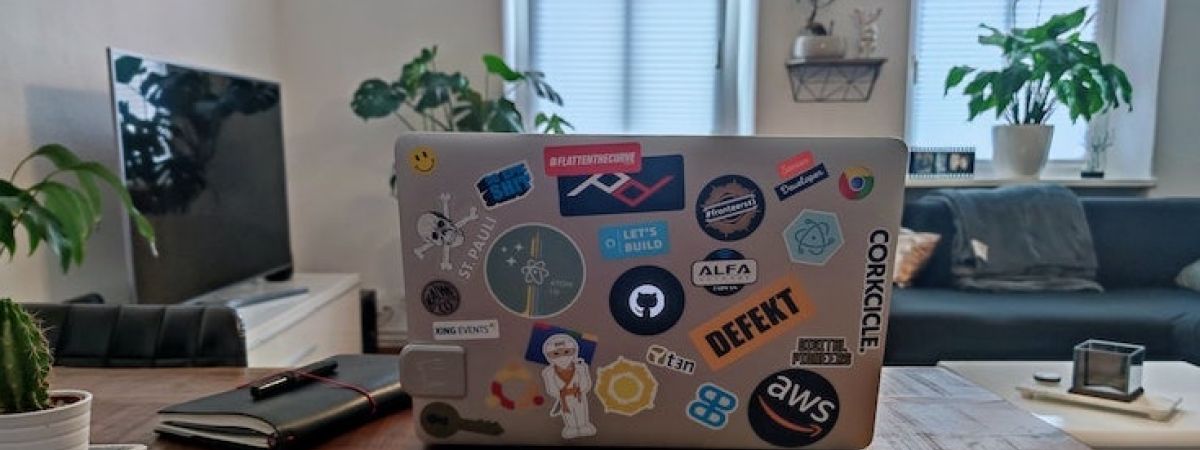 Laptop im Home Office für Berechnung von Steuerabzug
